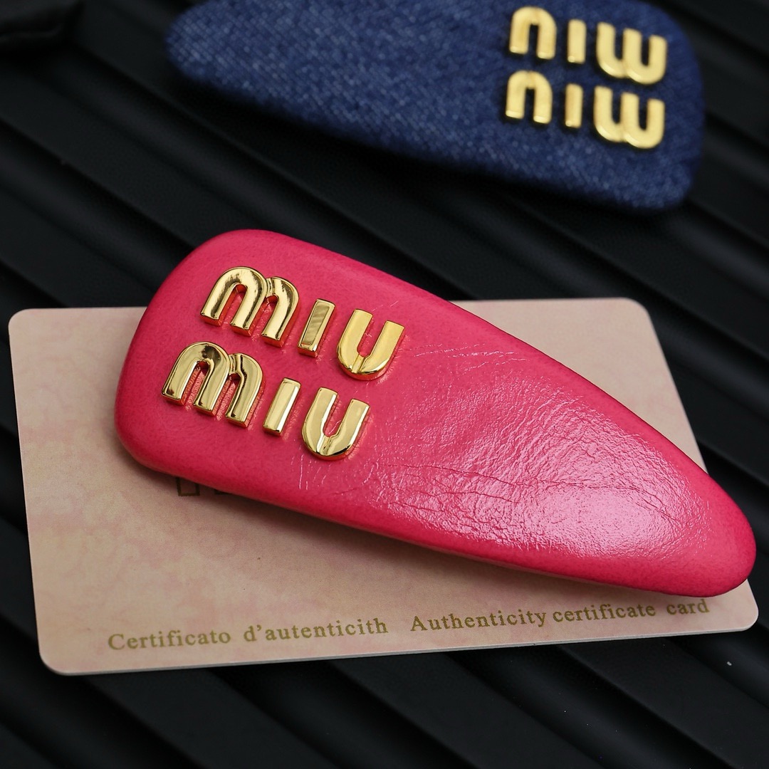miumiu。糖果色面包发夹萌动的少女心被稳稳的拿捏了[可怜]谁能拒绝这款小可爱呢!一款绝美发夹，让你天
