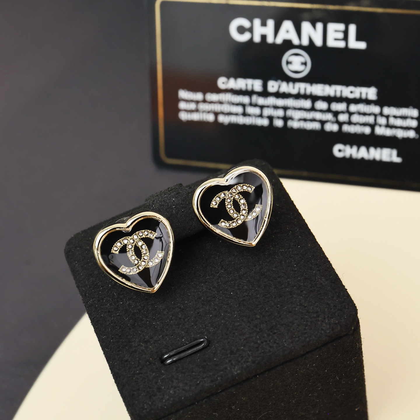 Chanel 25B新款黑金珐琅爱心耳钉复古感满满，经典黑金配色，双C里还藏有闪闪的钻钻超级百搭，万年经
