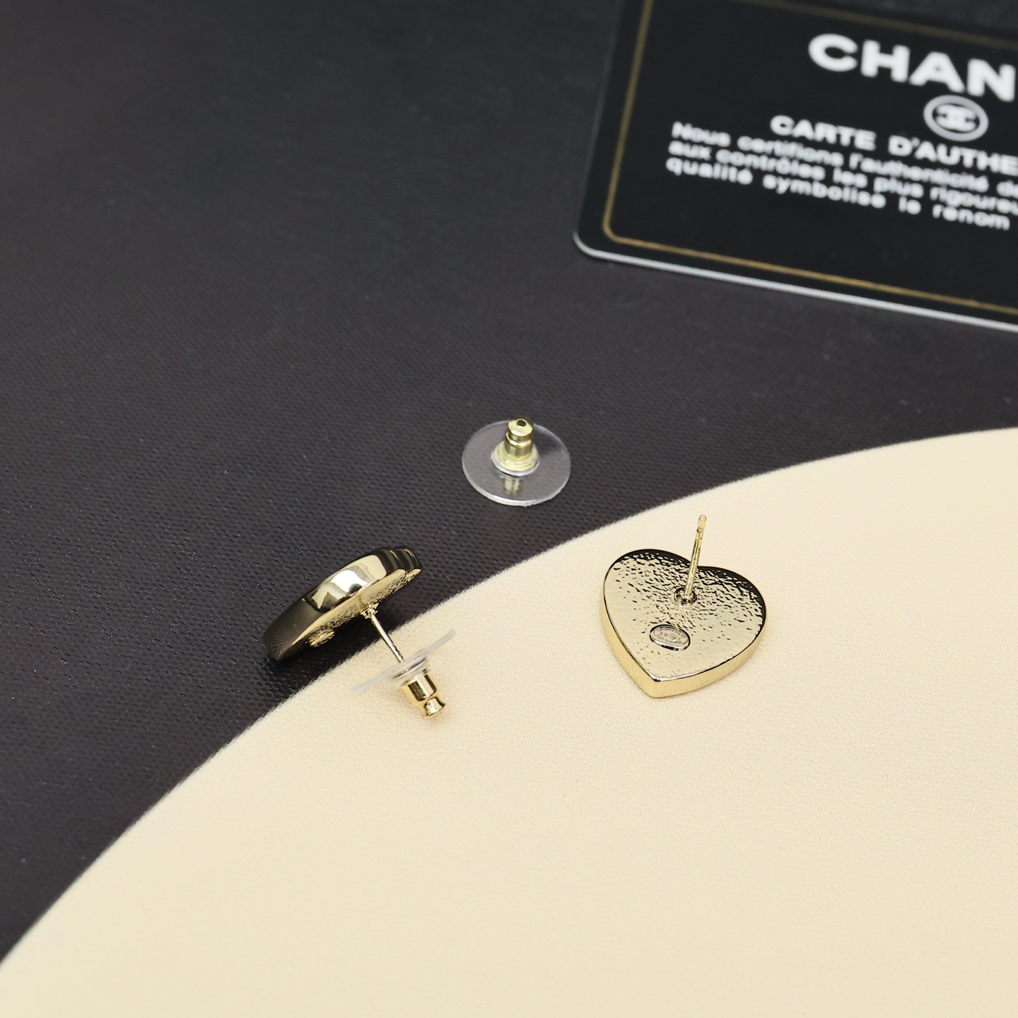 Chanel 25B新款黑金珐琅爱心耳钉复古感满满，经典黑金配色，双C里还藏有闪闪的钻钻超级百搭，万年经