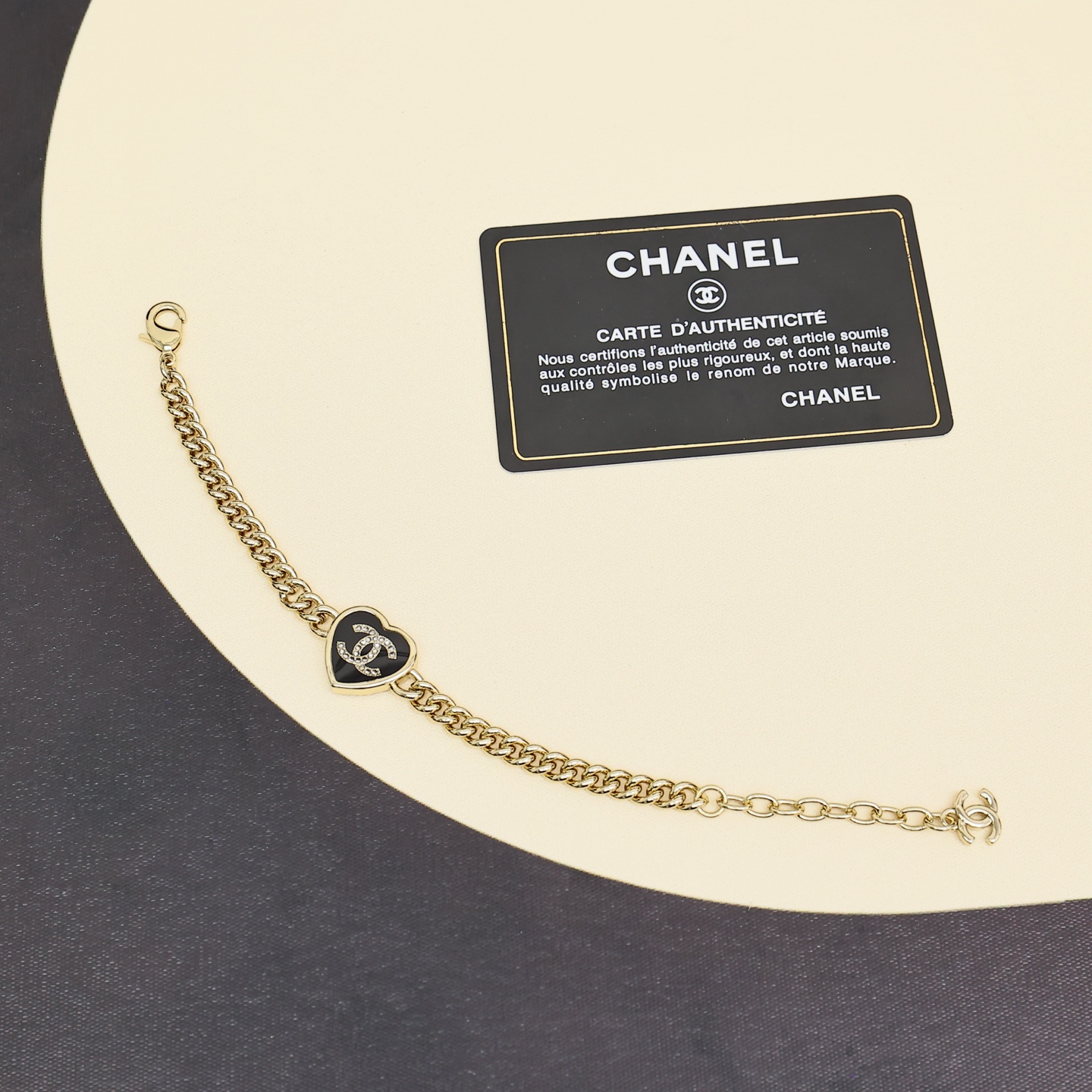Chanel 25B新款黑金爱心手链复古感满满，经典黑金配色，双C里还藏有闪闪的钻钻头超级百搭，万年经典