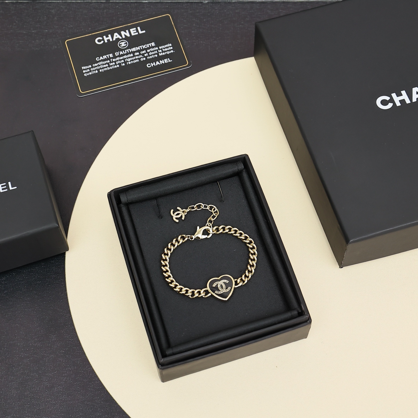 Chanel 25B新款黑金爱心手链复古感满满，经典黑金配色，双C里还藏有闪闪的钻钻头超级百搭，万年经典