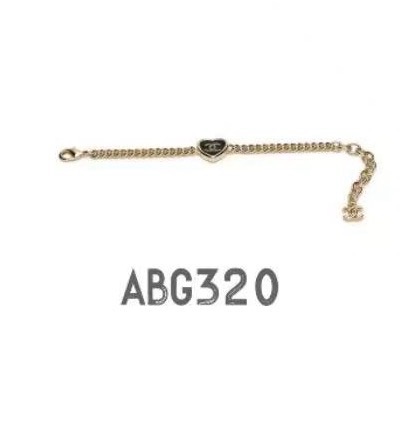 Chanel 25B新款黑金爱心手链复古感满满，经典黑金配色，双C里还藏有闪闪的钻钻头超级百搭，万年经典