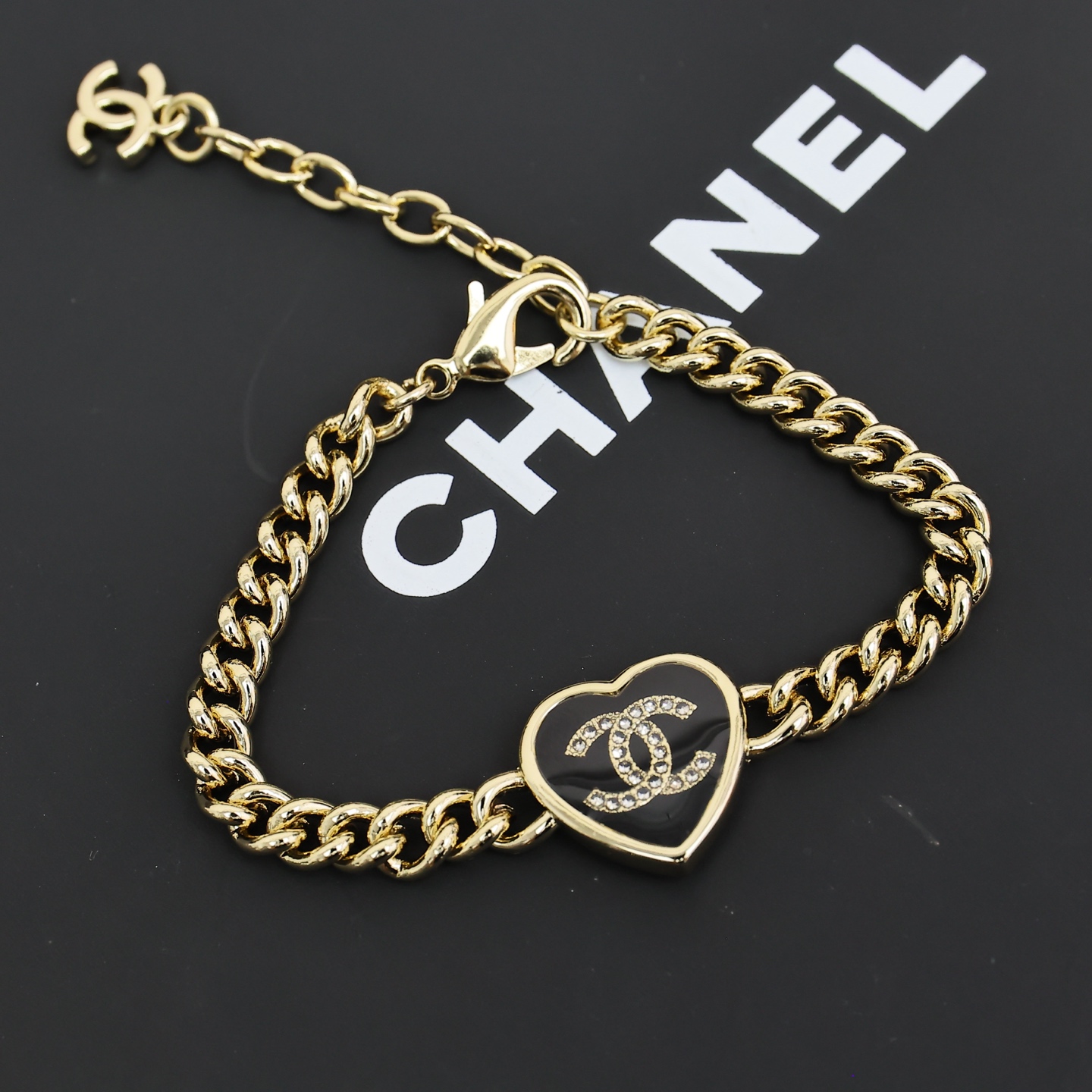 Chanel 25B新款黑金爱心手链复古感满满，经典黑金配色，双C里还藏有闪闪的钻钻头超级百搭，万年经典