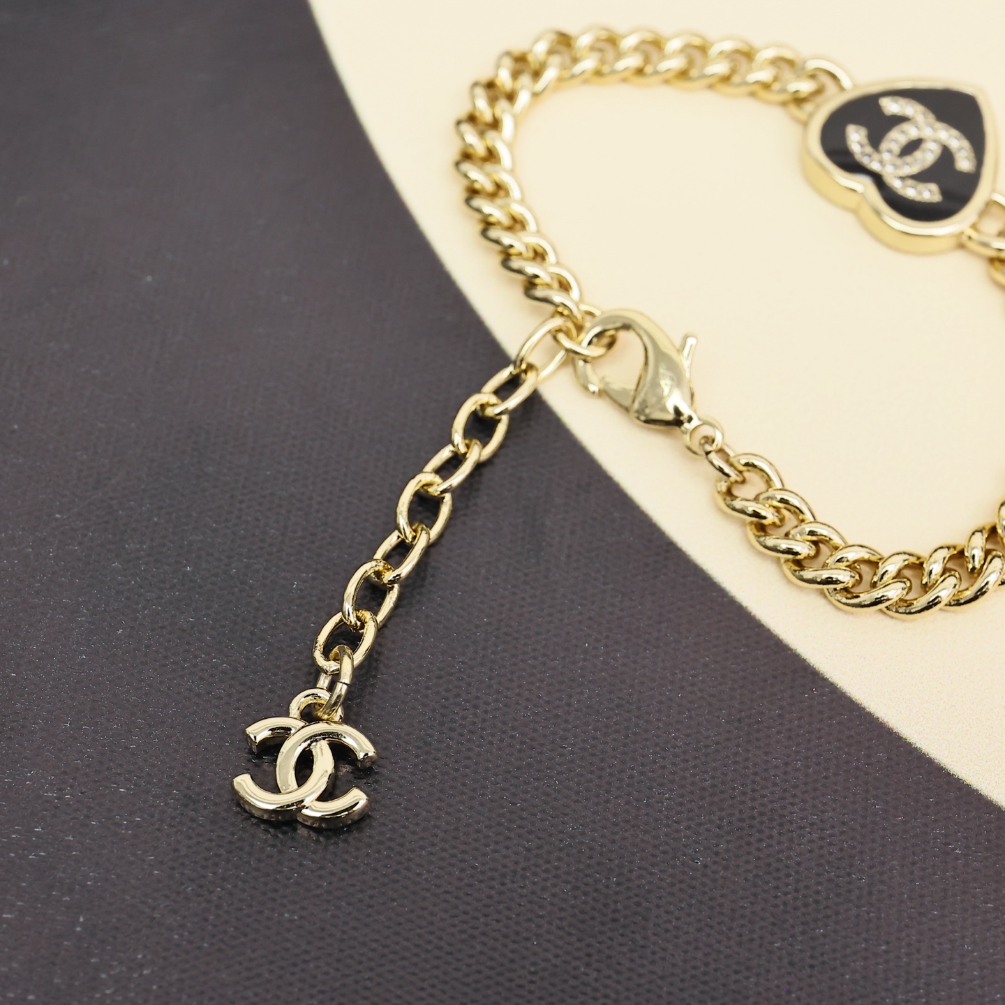 Chanel 25B新款黑金爱心手链复古感满满，经典黑金配色，双C里还藏有闪闪的钻钻头超级百搭，万年经典