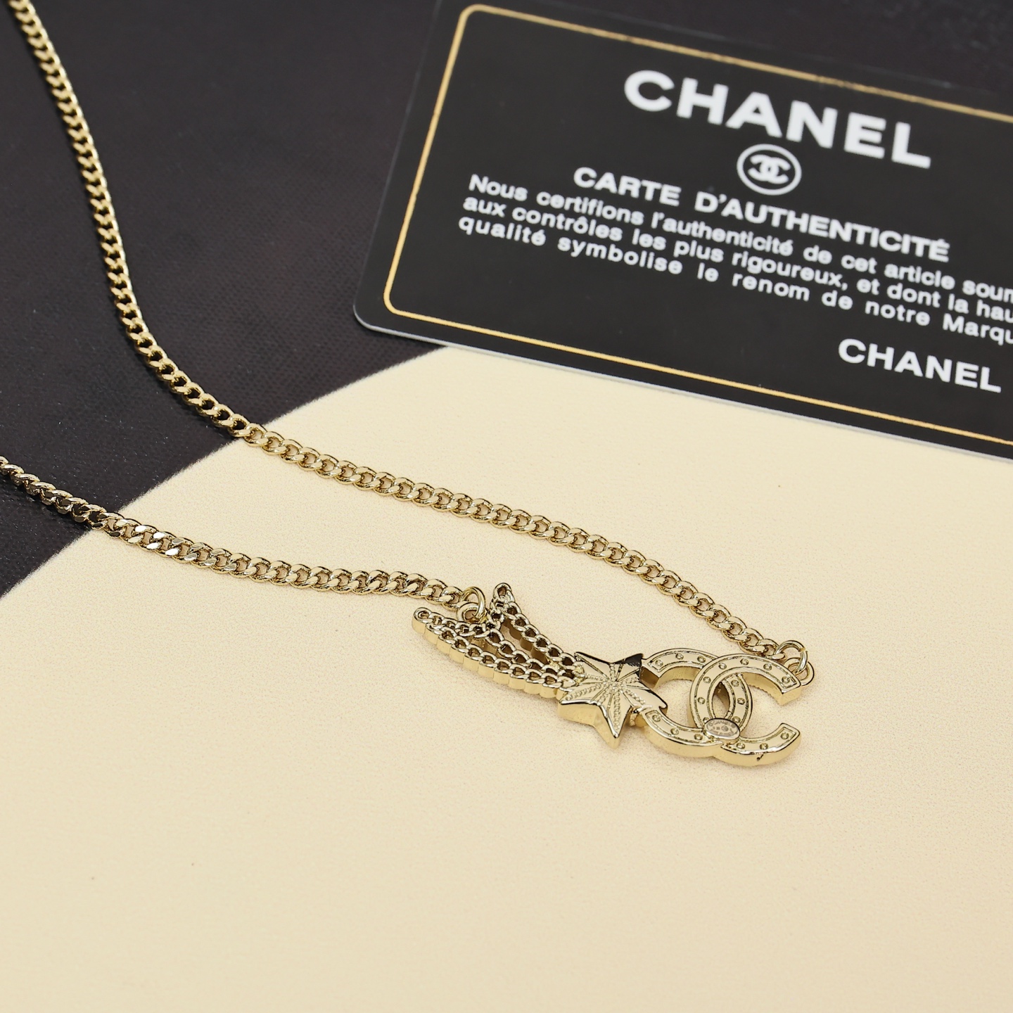 Chanel25B 星星双c项链满钻双C搭配流星有少女独特的梦幻项链链长偏短一些，上身比较活泼