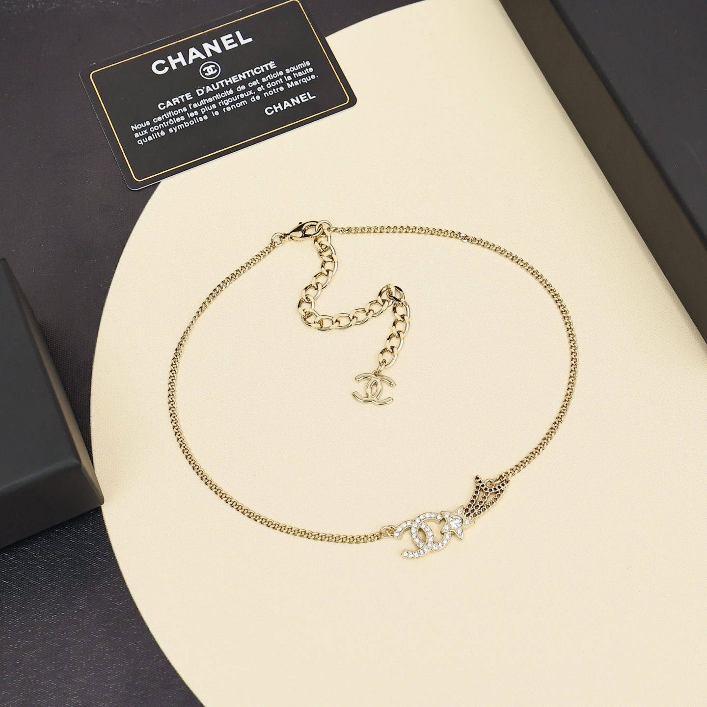 Chanel25B 星星双c项链满钻双C搭配流星有少女独特的梦幻项链链长偏短一些，上身比较活泼