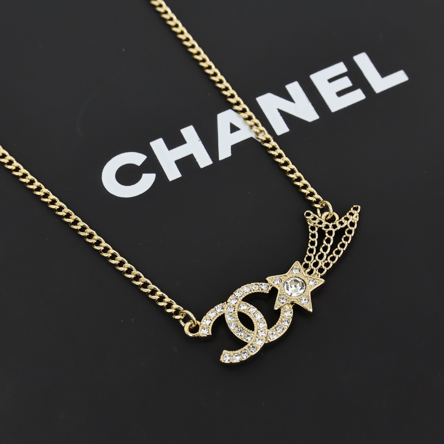 Chanel25B 星星双c项链满钻双C搭配流星有少女独特的梦幻项链链长偏短一些，上身比较活泼