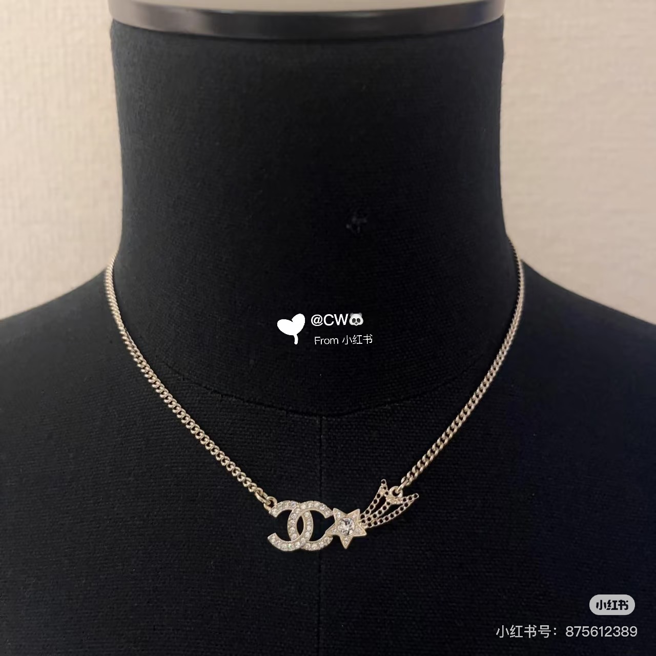 Chanel25B 星星双c项链满钻双C搭配流星有少女独特的梦幻项链链长偏短一些，上身比较活泼