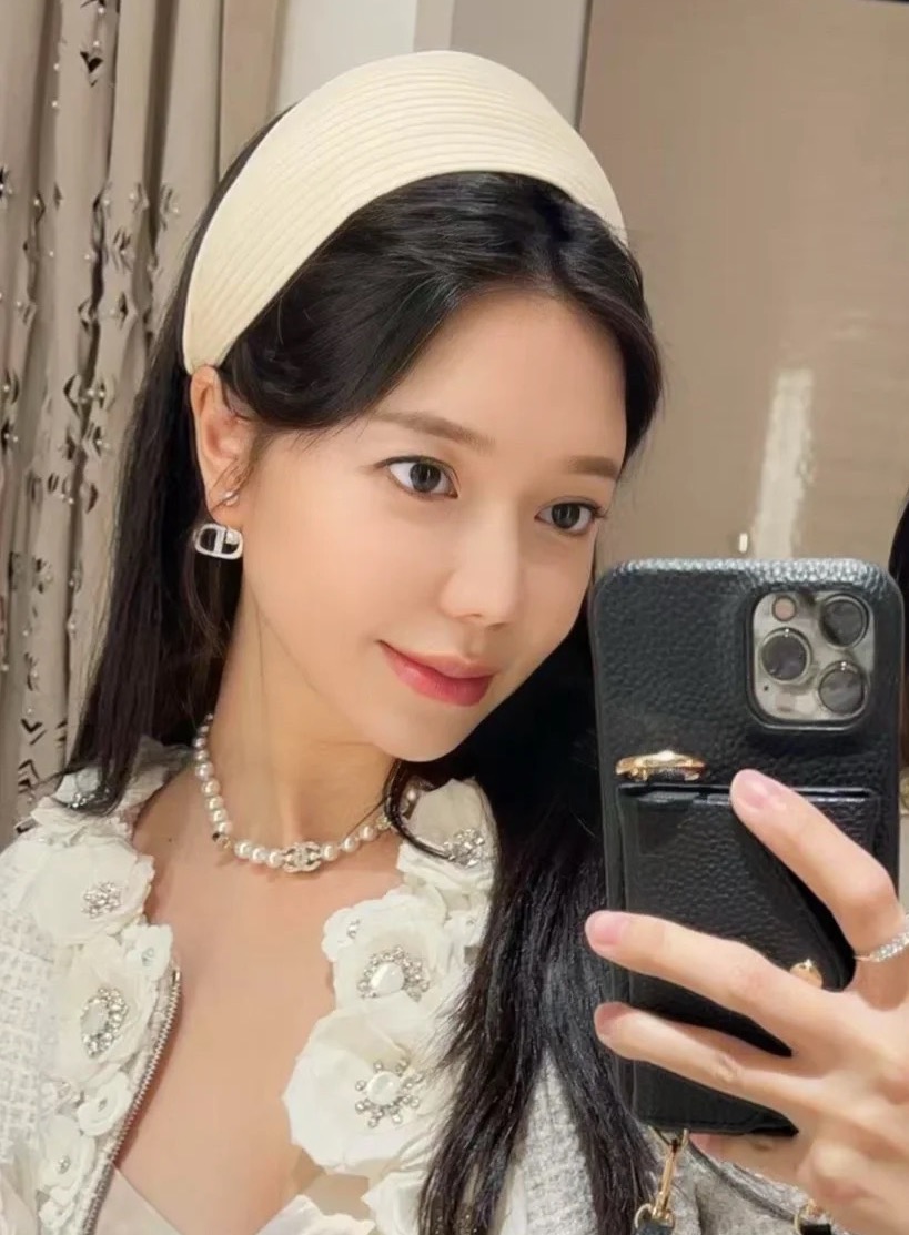 Chanel25。珍珠颈链，集齐四叶草，星星，香水瓶，双c等元素😻满满灵动感🤩🤩甜美~佩戴率高这一季很少