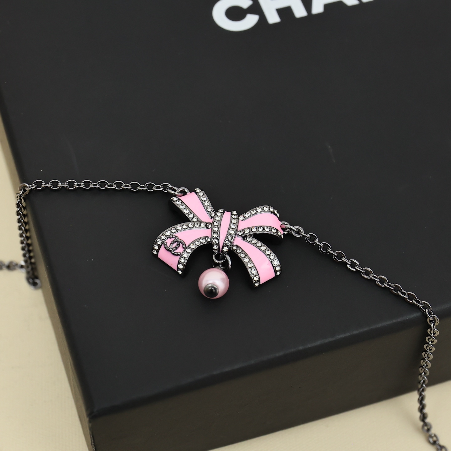 Chanel 25B黑金幻彩珐琅蝴蝶结珍珠项链 3