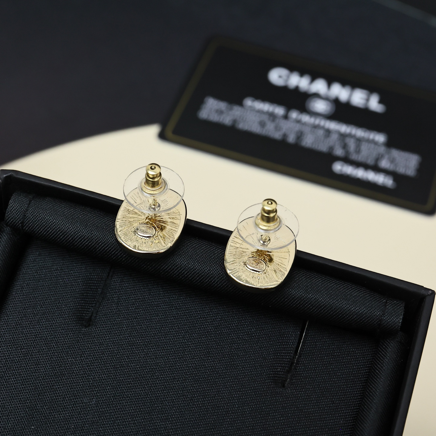 Chanel Chanel 25A黑金椭圆耳钉