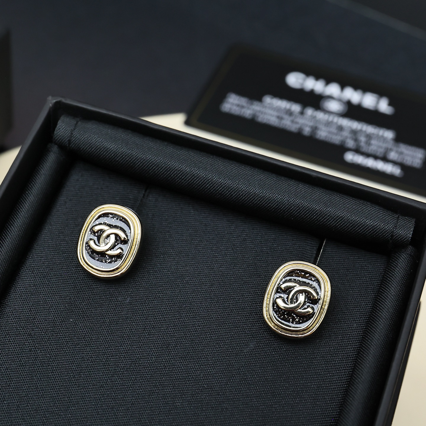 Chanel Chanel 25A黑金椭圆耳钉