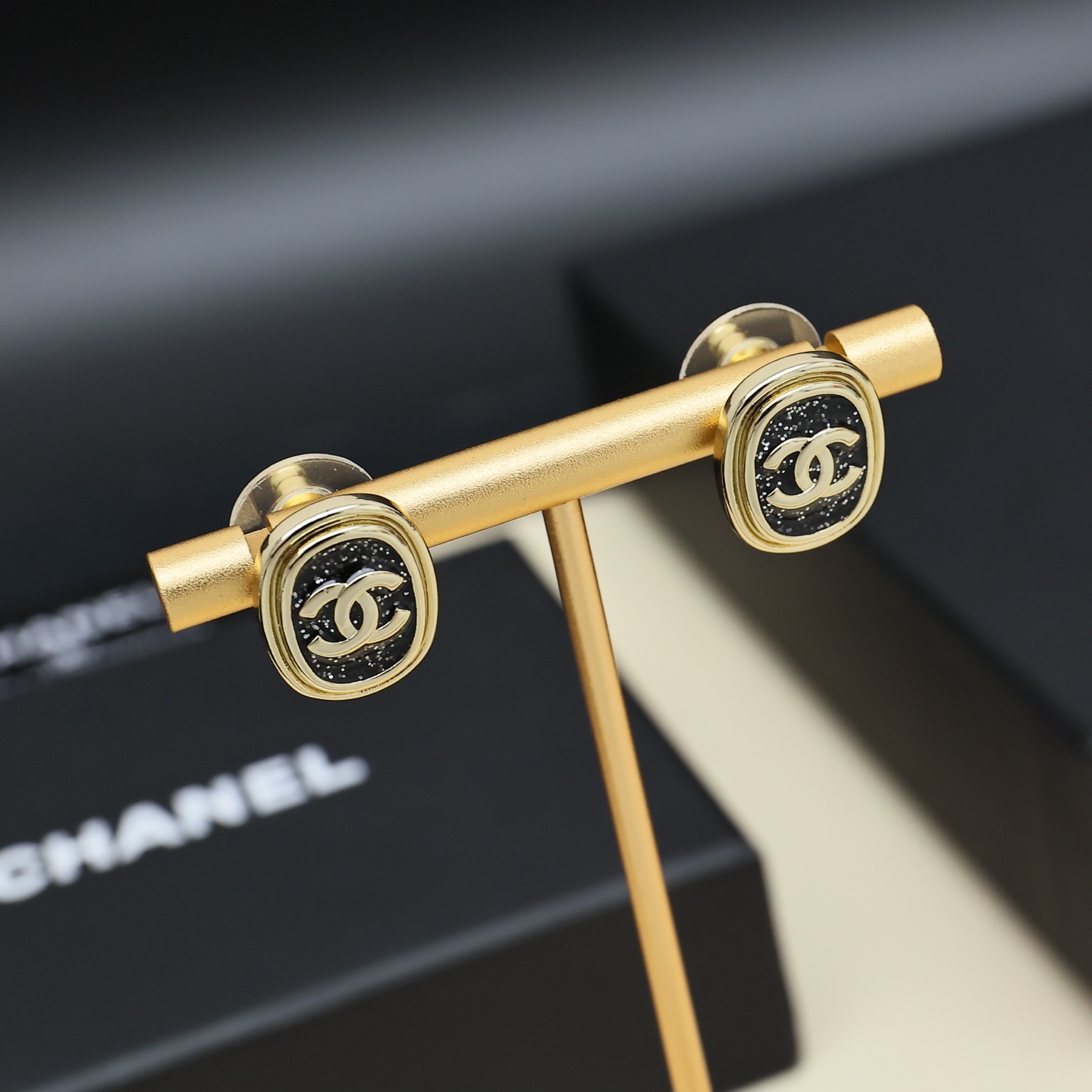 Chanel Chanel 25A黑金椭圆耳钉