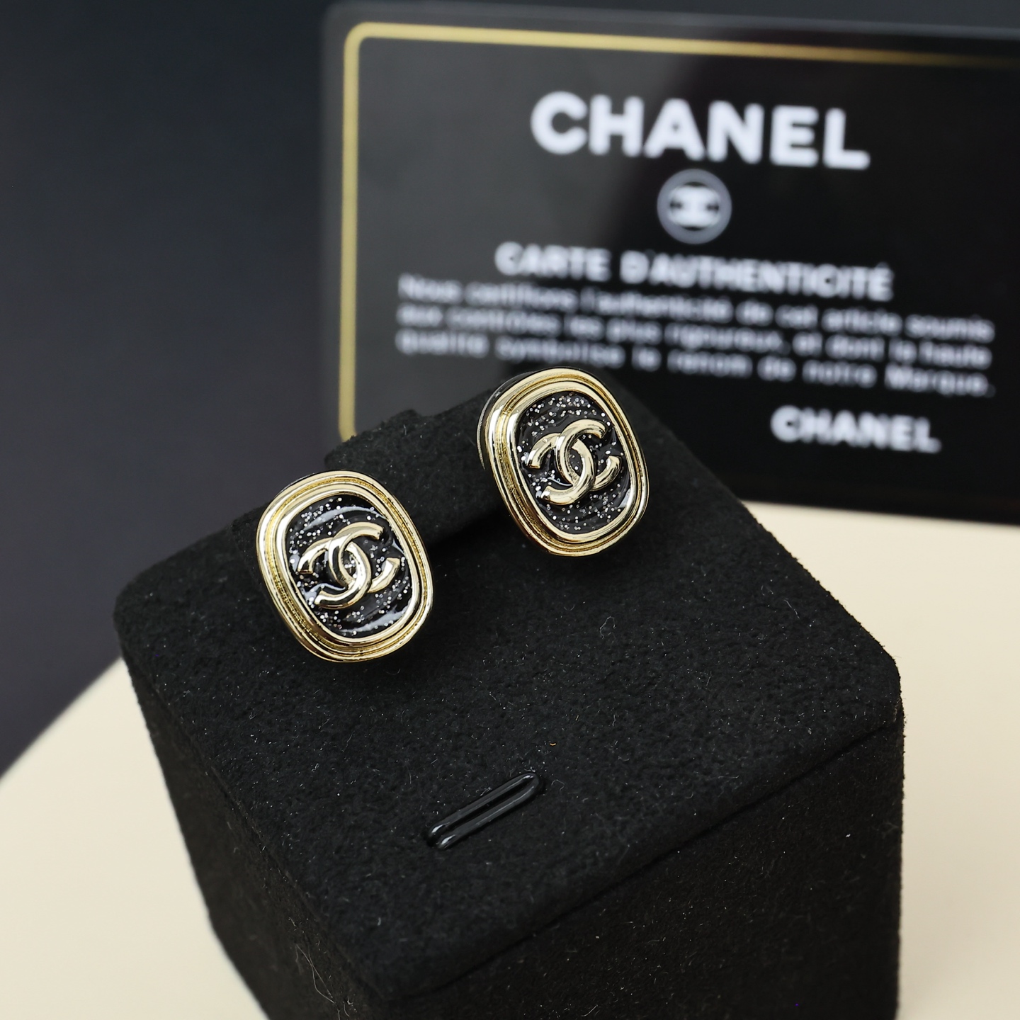 Chanel Chanel 25A黑金椭圆耳钉