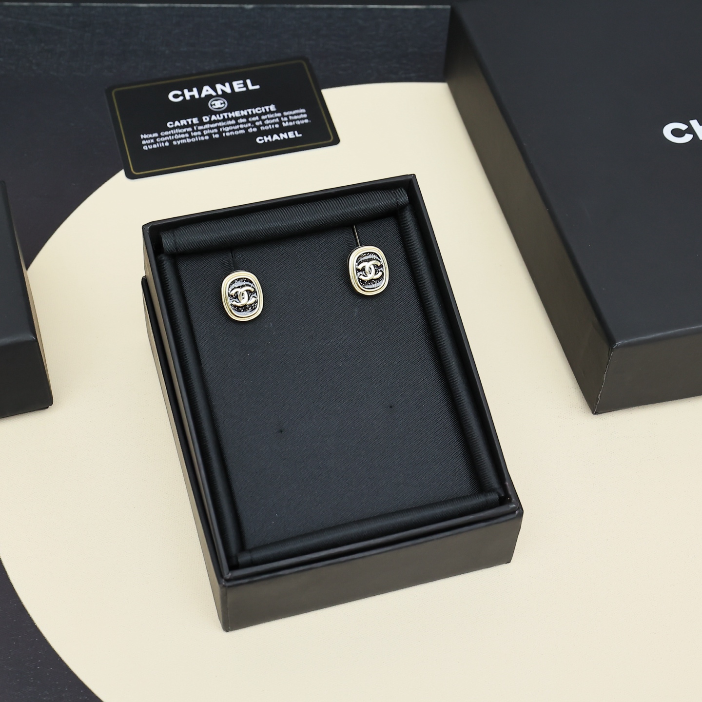 Chanel Chanel 25A黑金椭圆耳钉