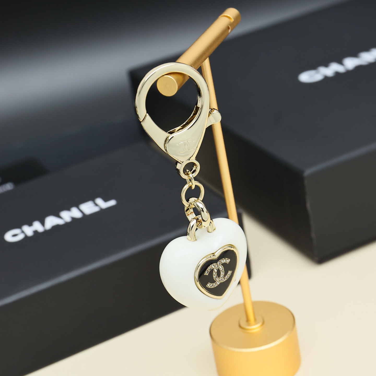Chanel 145 25B秋冬系列黑白爱心钥匙扣 包挂