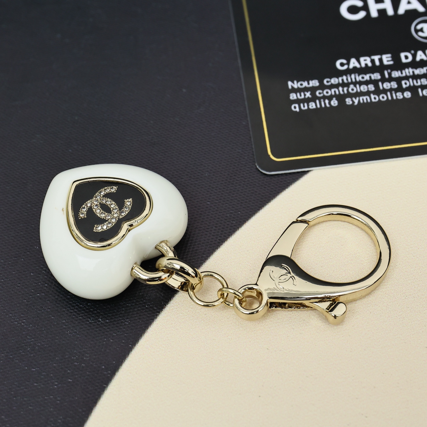 Chanel 145 25B秋冬系列黑白爱心钥匙扣 包挂
