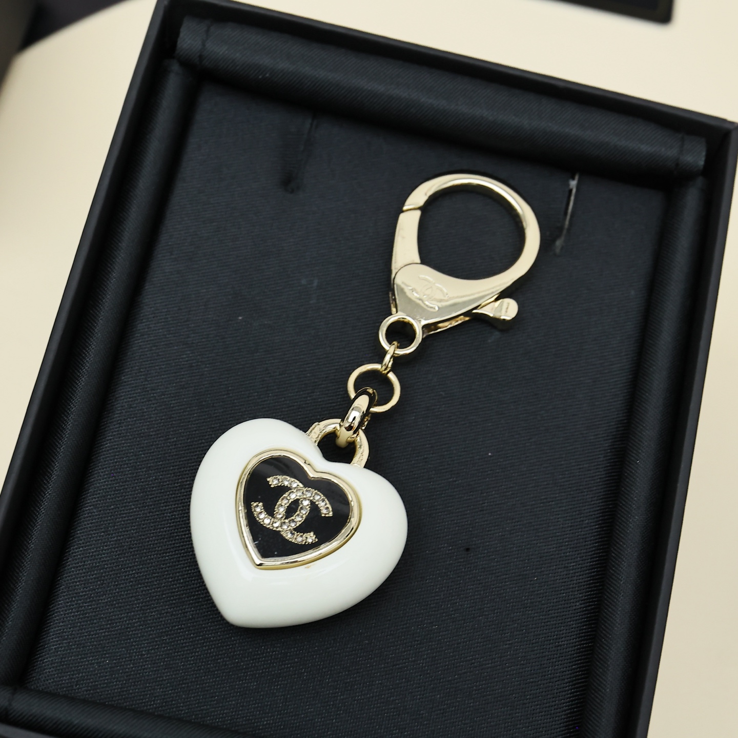 Chanel 145 25B秋冬系列黑白爱心钥匙扣 包挂