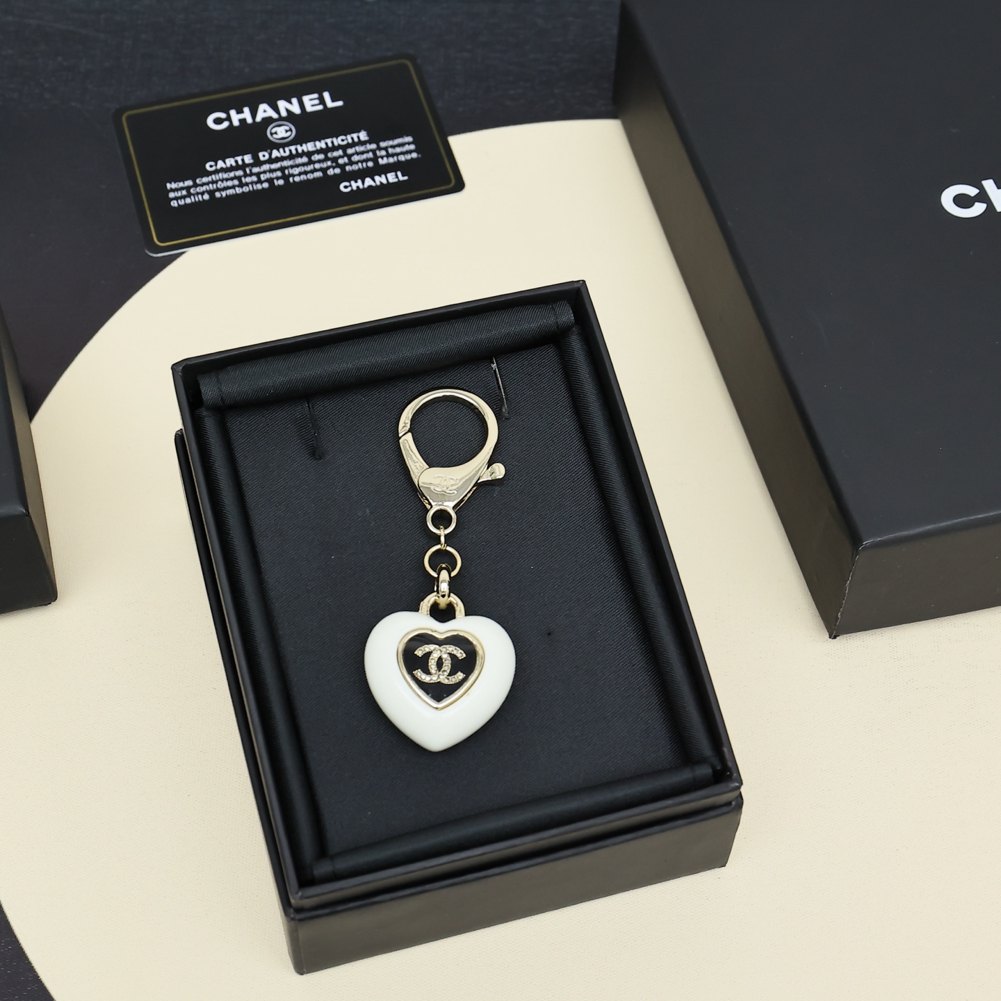 Chanel 145 25B秋冬系列黑白爱心钥匙扣 包挂
