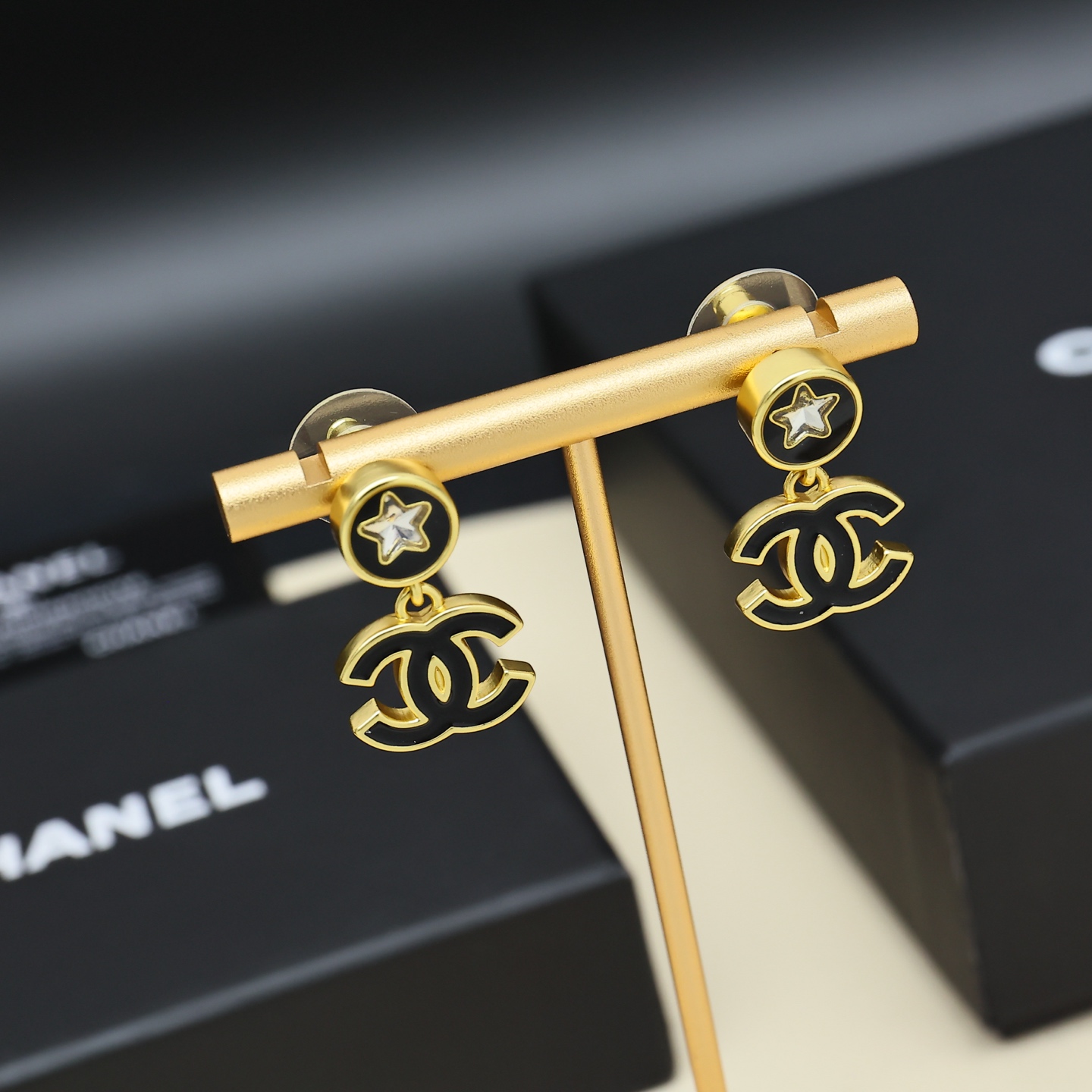 Chanel25系列黑金珐琅双C耳环 2