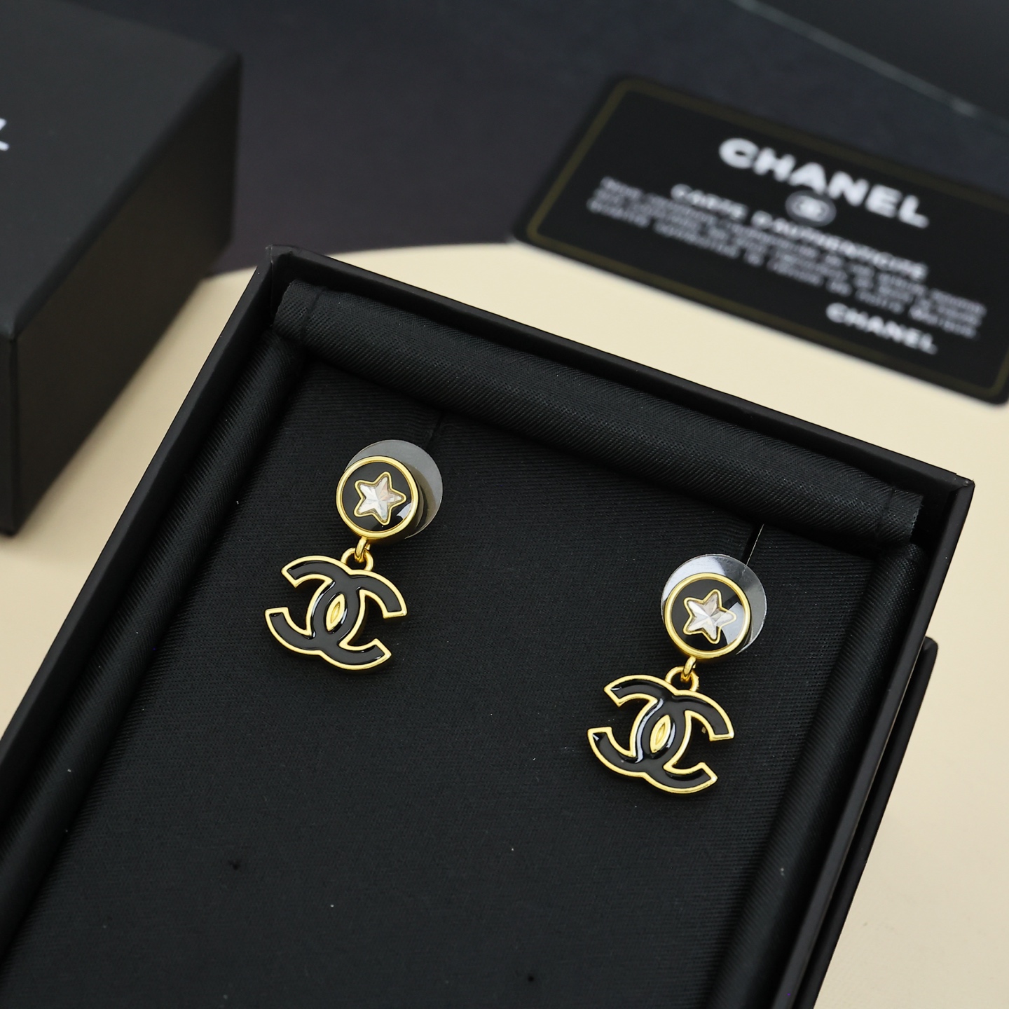 Chanel25系列黑金珐琅双C耳环 4