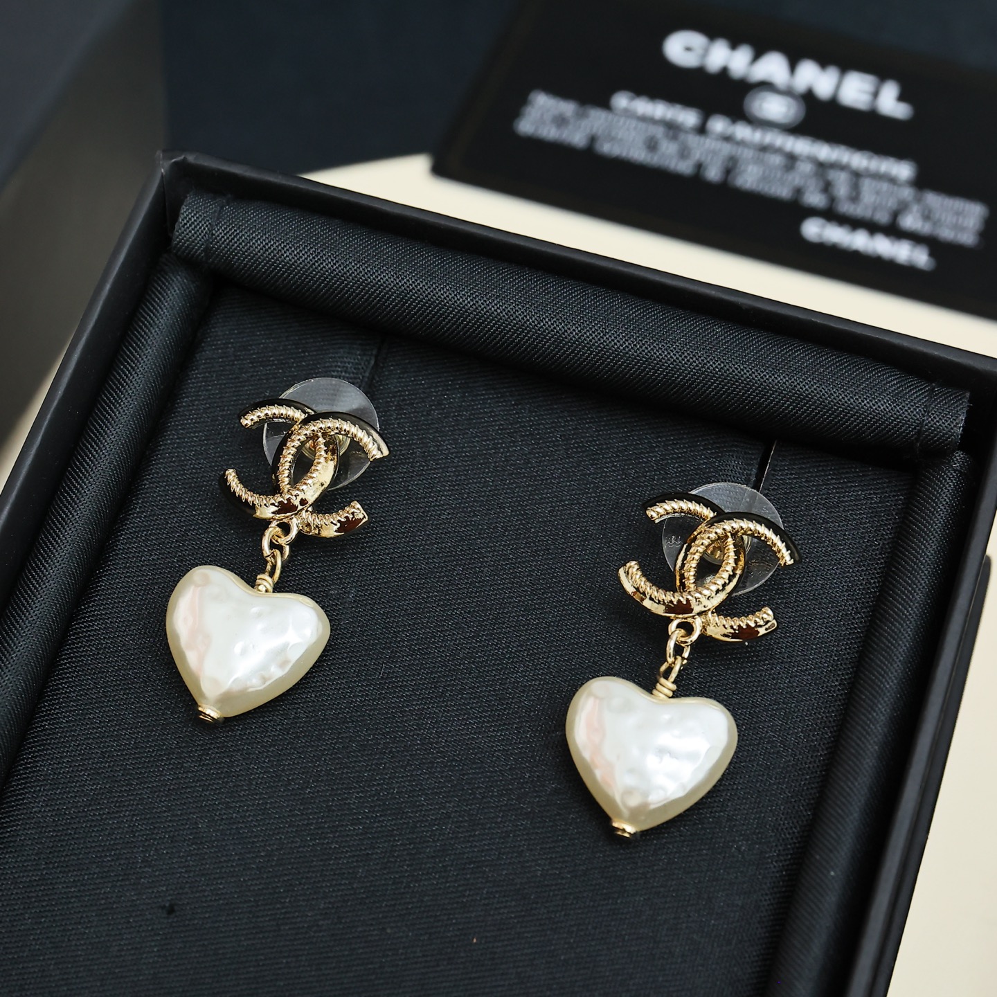 Chanel Chanel 爱心珍珠耳钉