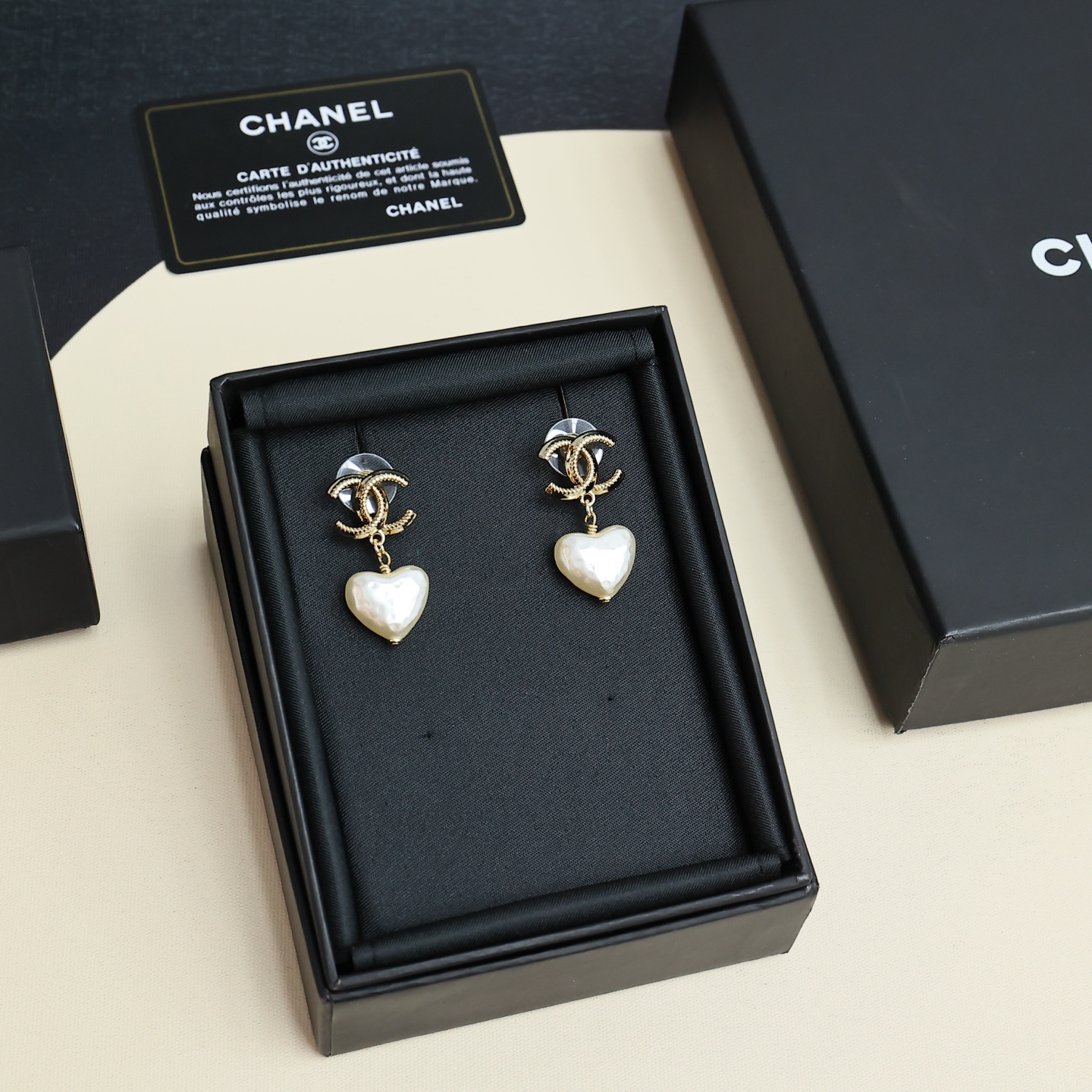 Chanel Chanel 爱心珍珠耳钉