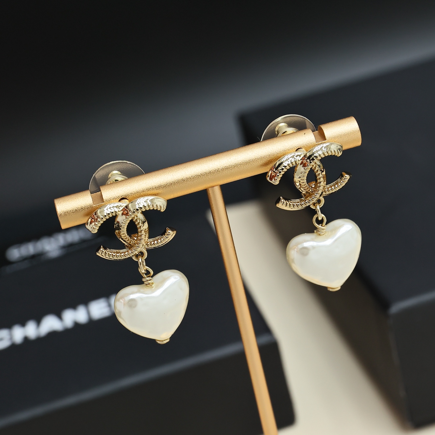 Chanel Chanel 爱心珍珠耳钉