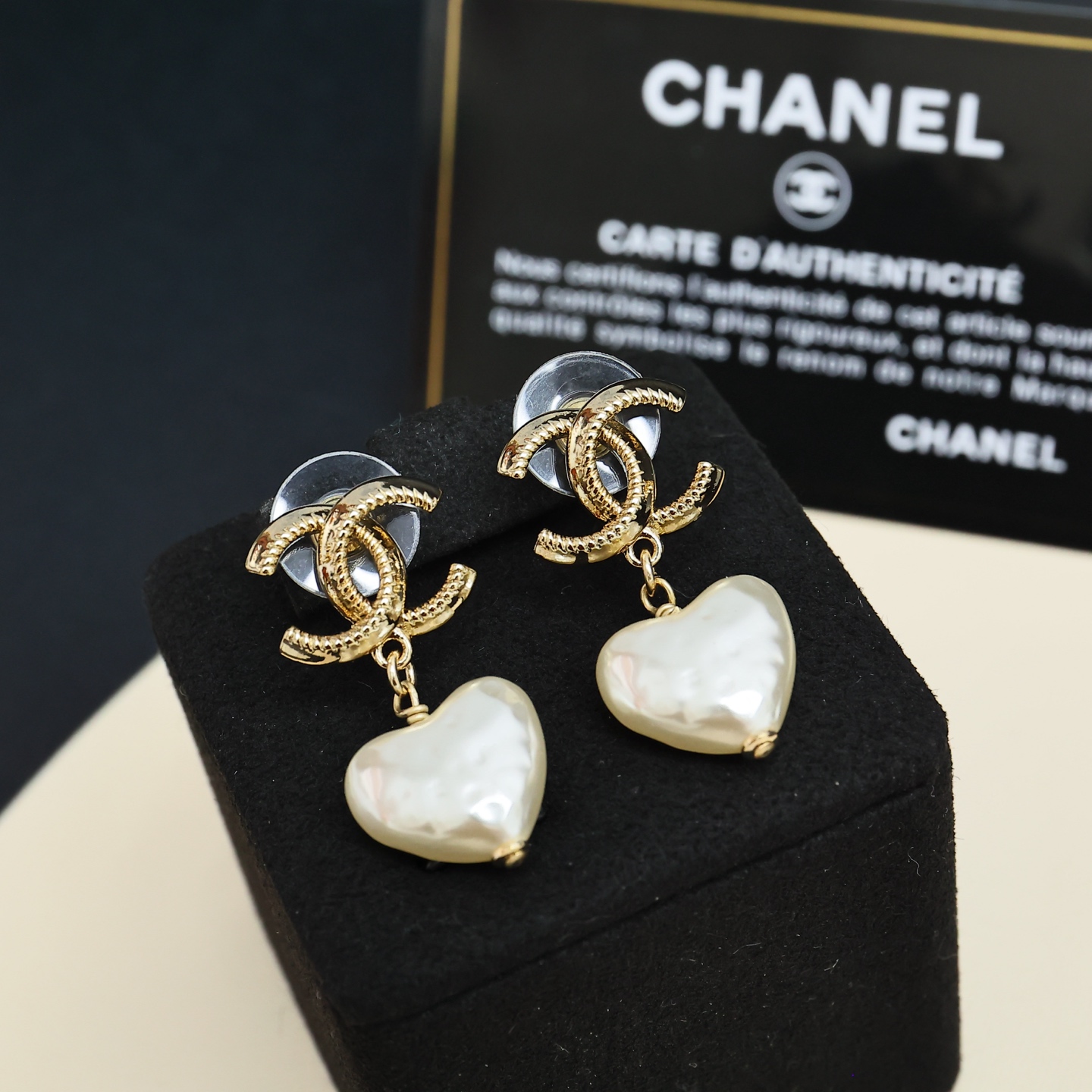 Chanel Chanel 爱心珍珠耳钉