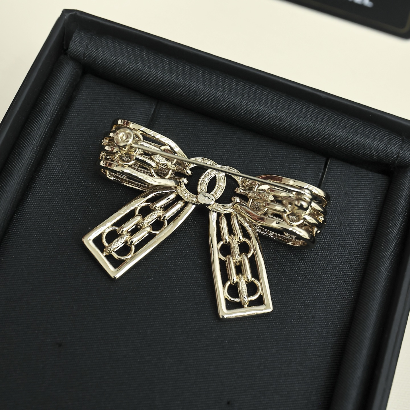 Chanel 25K hollow chain bow broochClear gold hardware+brass base - Jewelry 5