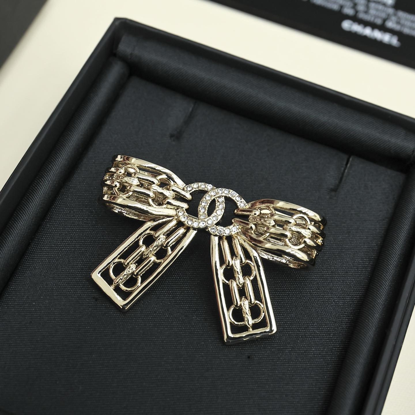 Chanel 25K hollow chain bow broochClear gold hardware+brass base - Jewelry 6