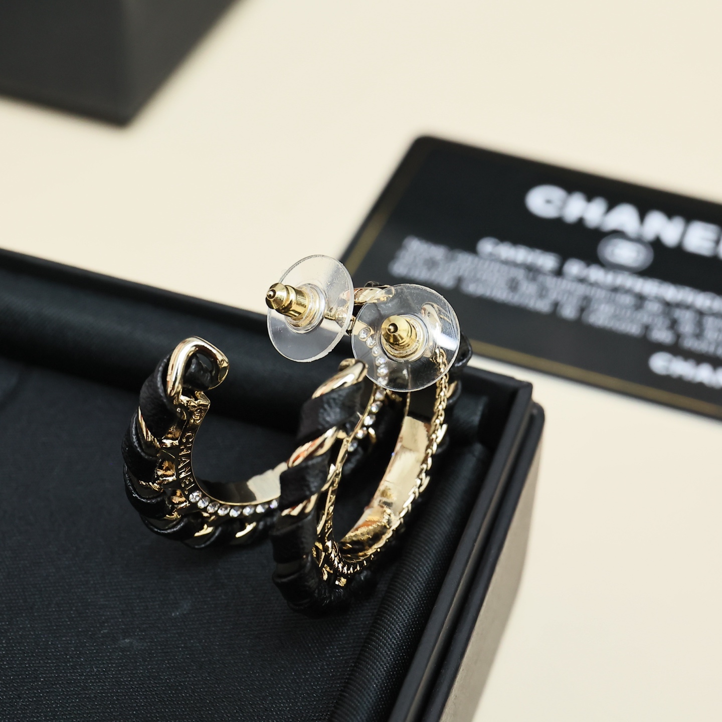 Chanel黑色皮革镶钻耳环 5
