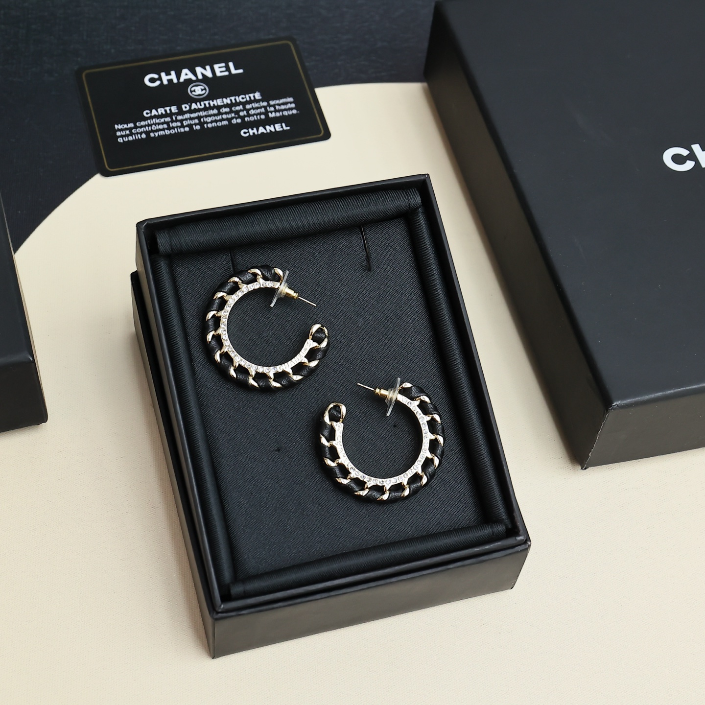 Chanel黑色皮革镶钻耳环 2