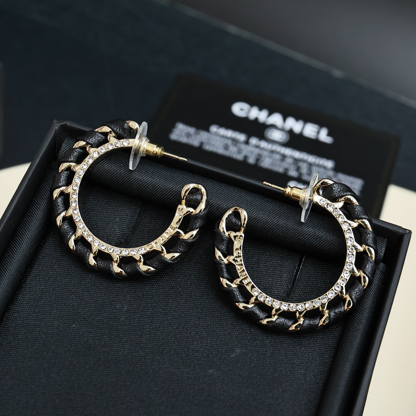 Chanel黑色皮革镶钻耳环 6