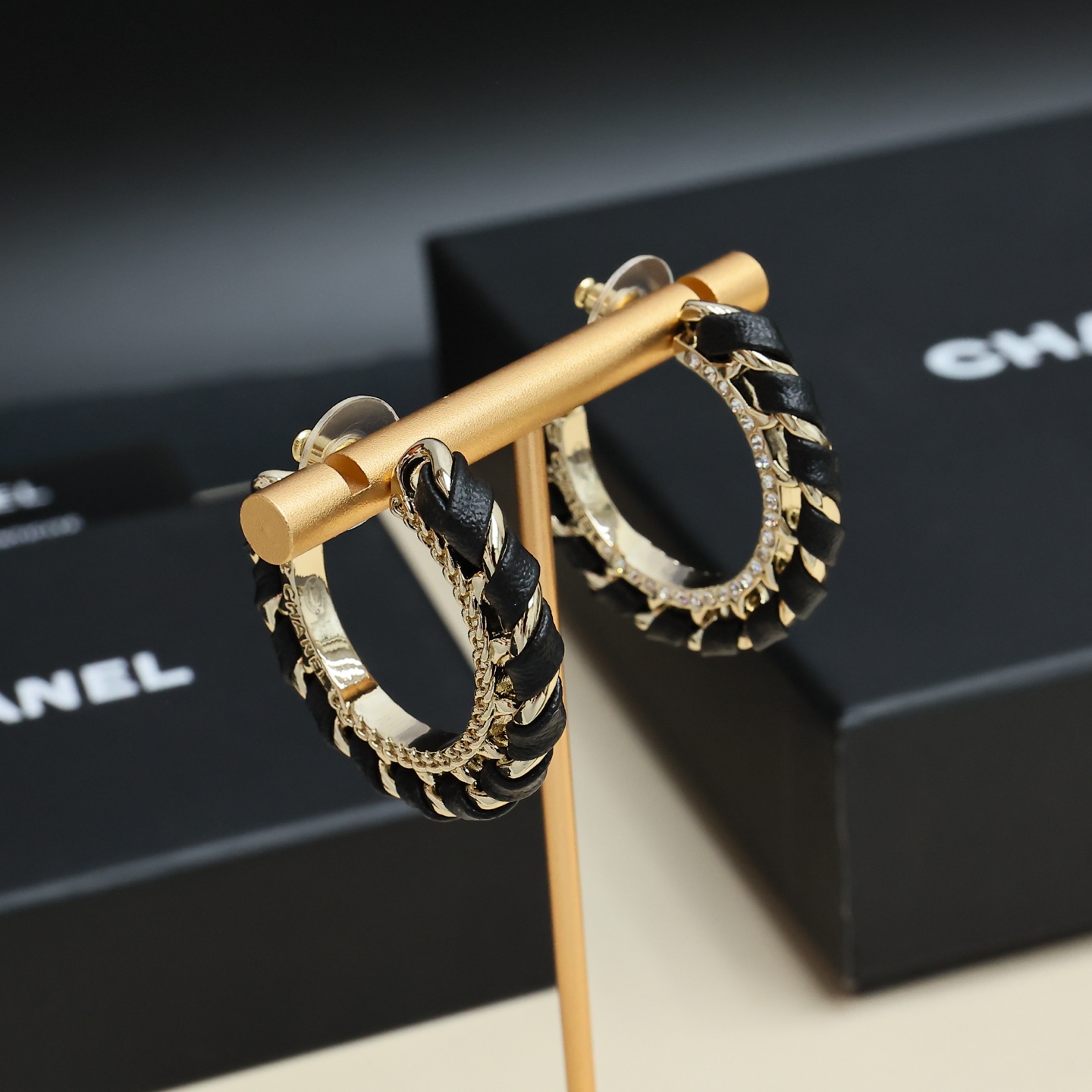 Chanel黑色皮革镶钻耳环 3