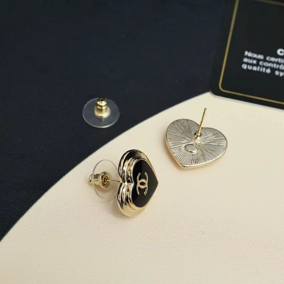 Chanel Chanel26P爱心耳钉