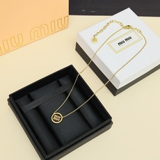miumiu 糖果色珐琅纽扣项链miumiu的logo设计元素,极简主义,不只是简单,每个细节都透露出 miumiu 糖果色珐琅纽扣项链miumiu的logo设计元素,极简主义,不只是简单,每个细节都透露出