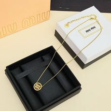 miumiu 糖果色珐琅纽扣项链miumiu的logo设计元素,极简主义,不只是简单,每个细节都透露出 miumiu 糖果色珐琅纽扣项链miumiu的logo设计元素,极简主义,不只是简单,每个细节都透露出