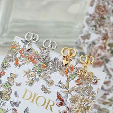 Dior 不对称耳环(心形与CD标志款)Dior这对耳环超有辨识度!一边是简约心形,另一边是镶满水钻的C Dior 不对称耳环(心形与CD标志款)Dior这对耳环超有辨识度!一边是简约心形,另一边是镶满水钻的C