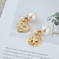Dior珍珠四叶草耳环金属镀金材质,搭配 珍珠和四叶草吊坠,精致又有辨识度。八边形链条设计,细节处点缀水 Dior珍珠四叶草耳环金属镀金材质,搭配 珍珠和四叶草吊坠,精致又有辨识度。八边形链条设计,细节处点缀水