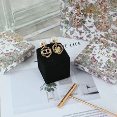 Dior珍珠四叶草耳环金属镀金材质,搭配 珍珠和四叶草吊坠,精致又有辨识度。八边形链条设计,细节处点缀水 Dior珍珠四叶草耳环金属镀金材质,搭配 珍珠和四叶草吊坠,精致又有辨识度。八边形链条设计,细节处点缀水