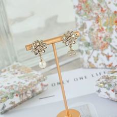 Dior不对称小雏菊耳钉金属镀金材质,花瓣镶嵌透明水晶,中央点缀小钻石,精致花朵造型超吸睛。下方流苏仿珍 Dior不对称小雏菊耳钉金属镀金材质,花瓣镶嵌透明水晶,中央点缀小钻石,精致花朵造型超吸睛。下方流苏仿珍