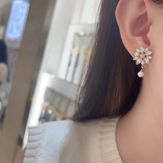 Dior不对称小雏菊耳钉金属镀金材质,花瓣镶嵌透明水晶,中央点缀小钻石,精致花朵造型超吸睛。下方流苏仿珍 Dior不对称小雏菊耳钉金属镀金材质,花瓣镶嵌透明水晶,中央点缀小钻石,精致花朵造型超吸睛。下方流苏仿珍