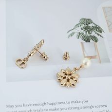 Dior不对称小雏菊耳钉金属镀金材质,花瓣镶嵌透明水晶,中央点缀小钻石,精致花朵造型超吸睛。下方流苏仿珍 Dior不对称小雏菊耳钉金属镀金材质,花瓣镶嵌透明水晶,中央点缀小钻石,精致花朵造型超吸睛。下方流苏仿珍