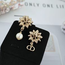 Dior不对称小雏菊耳钉金属镀金材质,花瓣镶嵌透明水晶,中央点缀小钻石,精致花朵造型超吸睛。下方流苏仿珍 Dior不对称小雏菊耳钉金属镀金材质,花瓣镶嵌透明水晶,中央点缀小钻石,精致花朵造型超吸睛。下方流苏仿珍