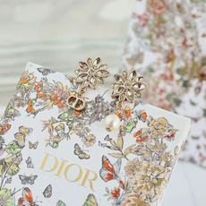 Dior不对称小雏菊耳钉金属镀金材质,花瓣镶嵌透明水晶,中央点缀小钻石,精致花朵造型超吸睛。下方流苏仿珍 Dior不对称小雏菊耳钉金属镀金材质,花瓣镶嵌透明水晶,中央点缀小钻石,精致花朵造型超吸睛。下方流苏仿珍