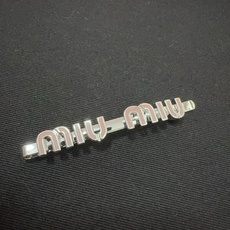 miumiu 糖果色珐琅发夹miumiu的logo设计元素,极简主义,不只是简单,每个细节都透露出气质 miumiu 糖果色珐琅发夹miumiu的logo设计元素,极简主义,不只是简单,每个细节都透露出气质