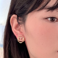 Dior新款镂空CD耳钉,金属镀金材质中央 Dior新款镂空CD耳钉,金属镀金材质中央