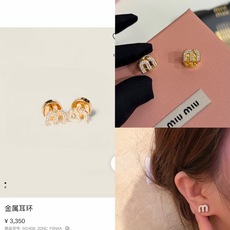 Miu Miu镶钻M字母耳钉镀金材质+满钻设计,精致又奢华!经典M字母超有辨识度,日常佩戴或搭配礼服都很 Miu Miu镶钻M字母耳钉镀金材质+满钻设计,精致又奢华!经典M字母超有辨识度,日常佩戴或搭配礼服都很