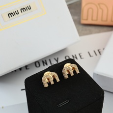 Miu Miu镶钻M字母耳钉镀金材质+满钻设计,精致又奢华!经典M字母超有辨识度,日常佩戴或搭配礼服都很 Miu Miu镶钻M字母耳钉镀金材质+满钻设计,精致又奢华!经典M字母超有辨识度,日常佩戴或搭配礼服都很